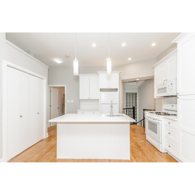 Photo - Luxury 3 Bedroom Apartment in Ideal Gold C... Unit 101