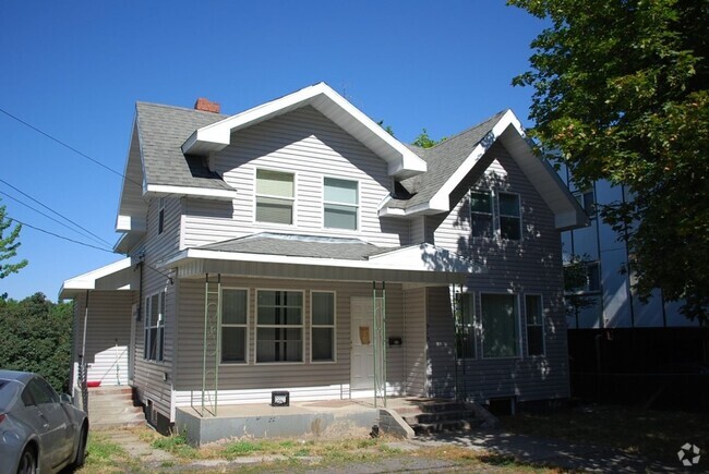 Building Photo - 513-515-515 NE Kamiaken St Unit 515 Rental