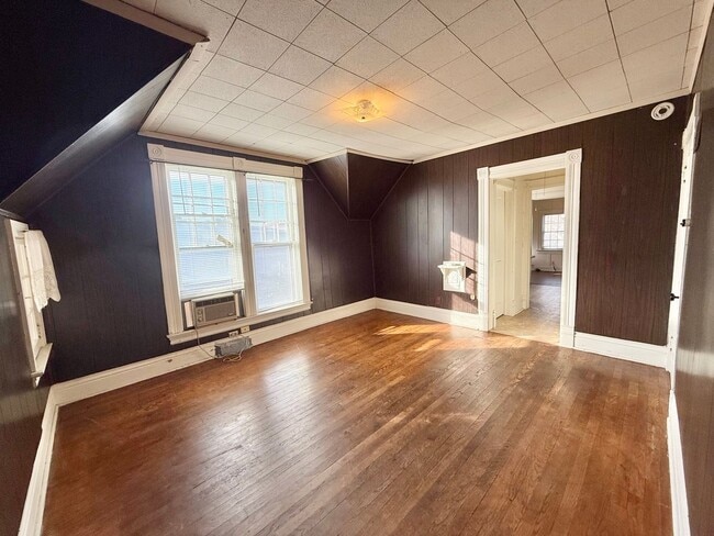 Building Photo - 1544 D St Unit #3