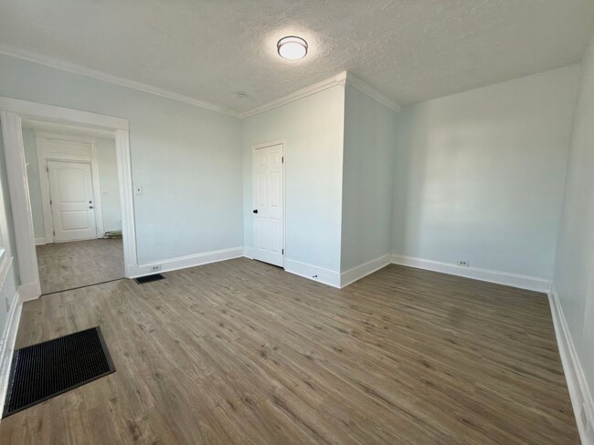 Photo - 5912 Elmwood Ave