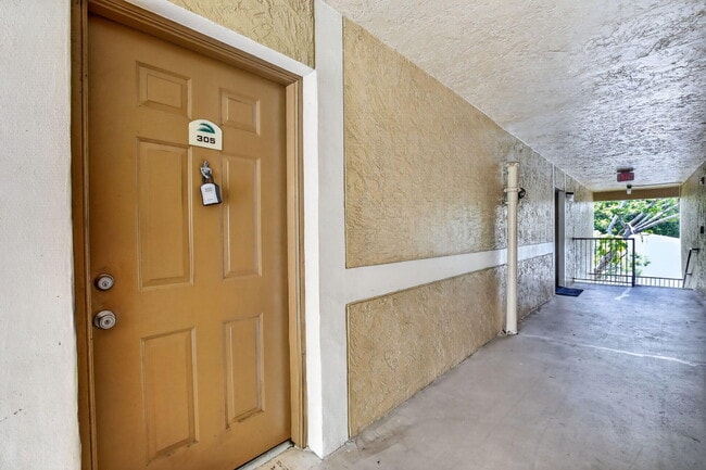 Building Photo - 300 Palm Cir W Unit 305