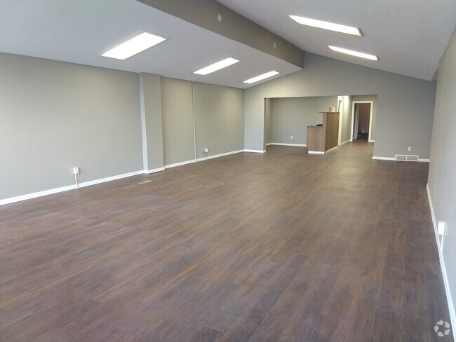 Building Photo - 7 E Main St Unit Commercial Rental