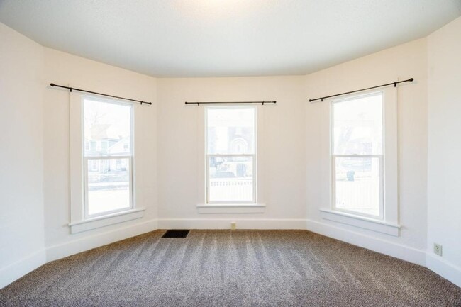 Photo - 317 W 4th St