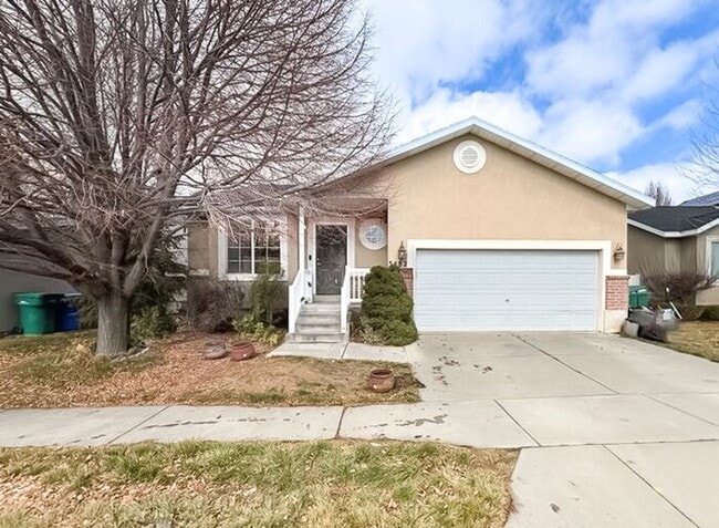 Building Photo - 5 bed 3 bath home in quiet neighborhood!