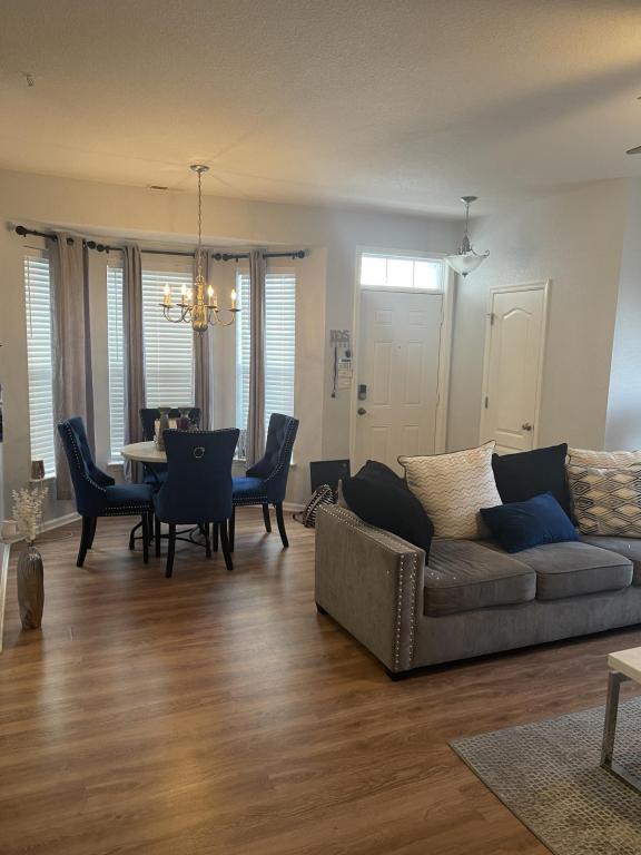 Photo - 1002 Teton Cir