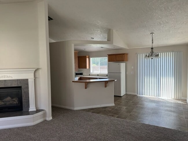 Photo - 943 Mount Hood Pl N