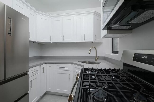 Building Photo - 55 E 190th St Unit #3