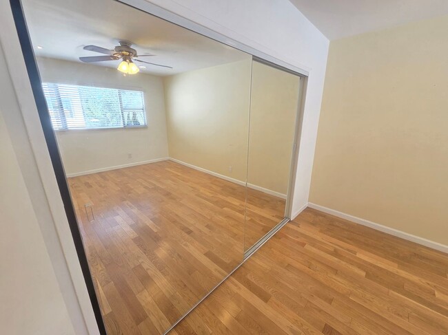 Photo - 5950 Carlton Way Unidad 8