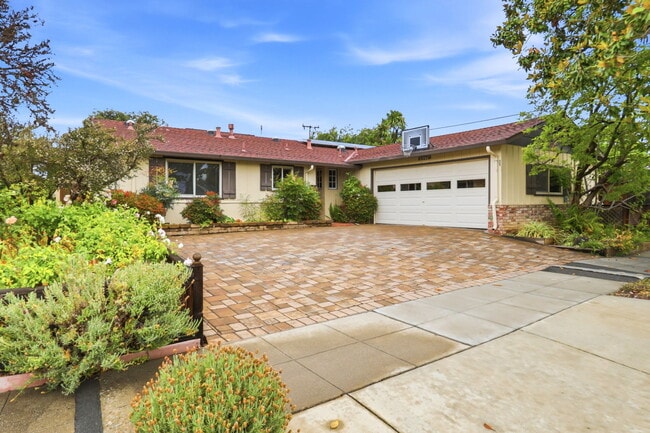 Photo - 927 Lorne Way