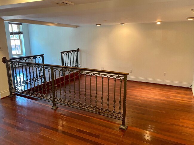 Photo - Apartment in Historic Mt Vernon Building Unidad Apartment - PM Hold $1600 - 11/2024