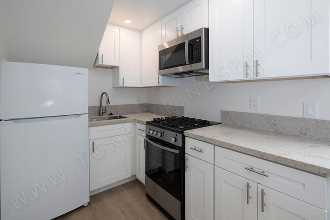 Photo - Remodeled Ocean Beach 1 Bedroom on Del Mar Ave ~ ALL UTILITIES INCLUDED! Unit 4950 1/2
