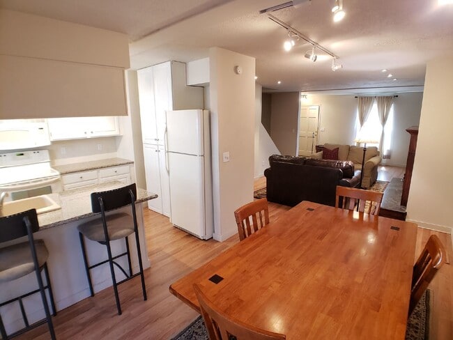 Photo - 1048 Josephine St