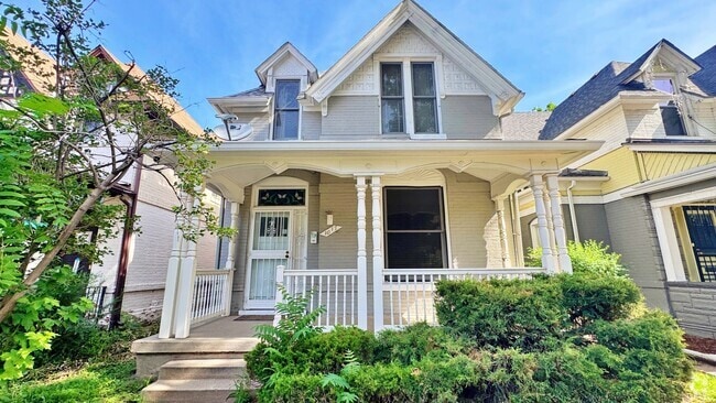 Building Photo - Historic Downtown 4 Bed 1.5 Bath Across fr... Rental