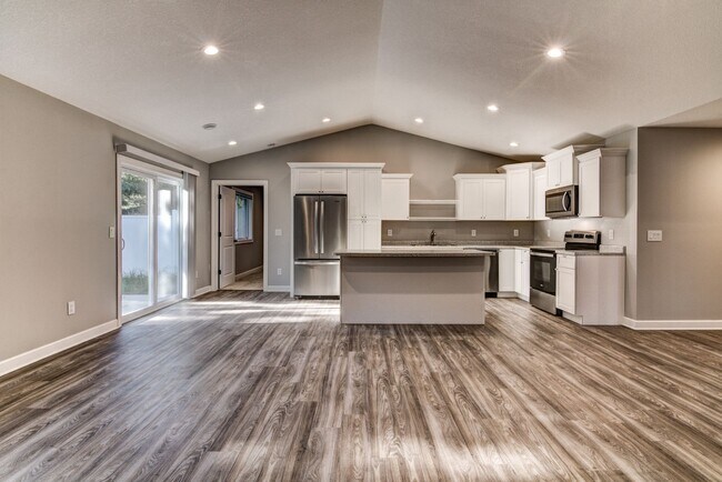 Building Photo - Like New 3 Bedroom Town Home