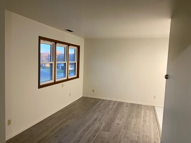 Photo - 425 King Olav Ln