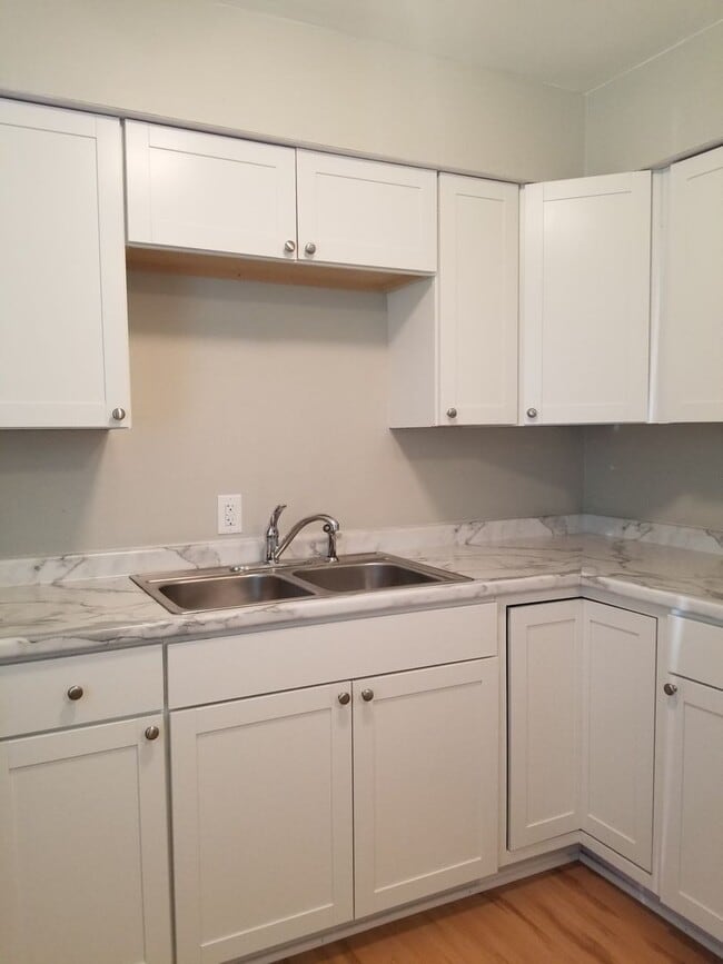 Building Photo - 2 bd 1 ba duplex in a Great Location Rental