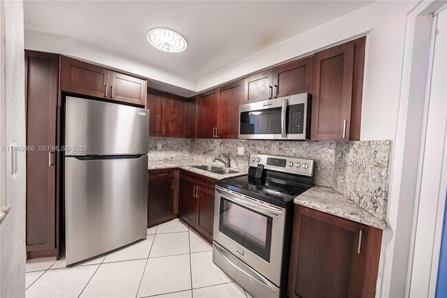 Building Photo - 1701 NE Miami Gardens Dr Unit 115