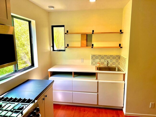 Photo - 822 Chelham Way