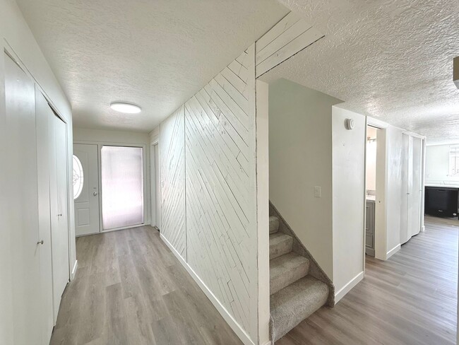 Building Photo - Open House June 20th | 3 Bedroom Townhome in Holladay