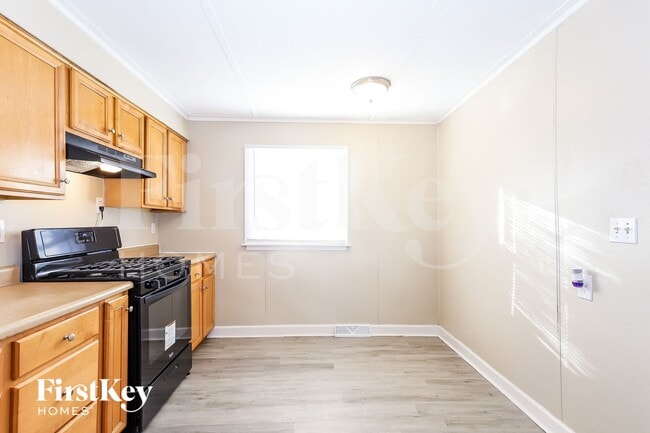 Photo - 721 N May St