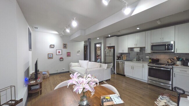 Photo - 1101 W George St