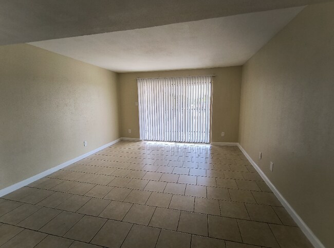 206 Plaza Verde Dr Unit CONDO 3B 2B 1150 SQFT