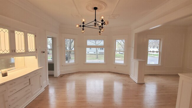 Upper Dining Room - 1400 N Girard Ave N Unit 1