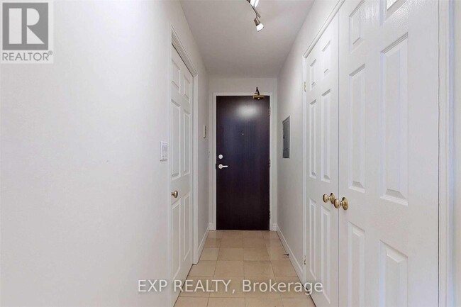 Photo - 55 Bloor St E Unit 807