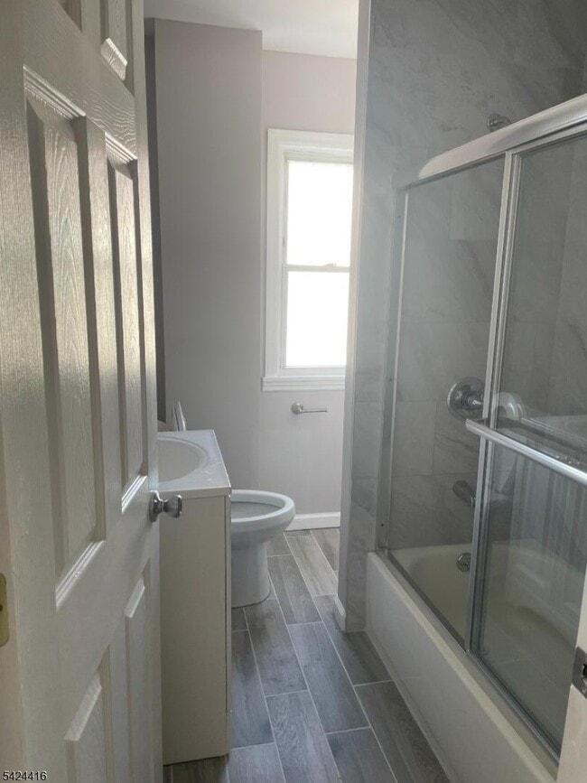 Photo - 454 E 31st St