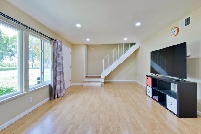 Photo - Beautiful 4 Bed 2.5 Bath Town Home in Fremont Northgate Area !