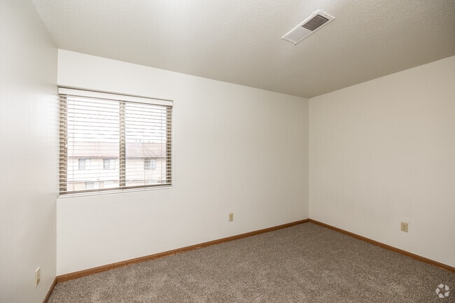 2BR, 1BA - 912 SF