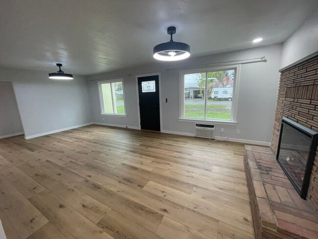 148 & 148 1/2 Winema Way