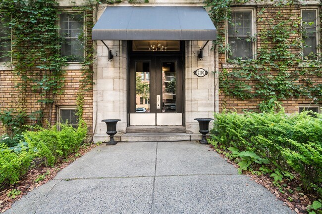 Photo - 2100 Rue du Fort Unit 402