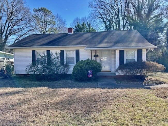 Building Photo - Won't LAST 2 Bedroom 1 bath Home with BONU...