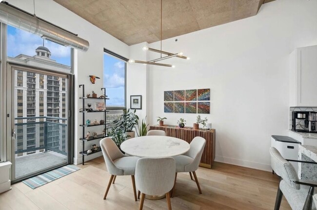 Photo - 125 E 13th St