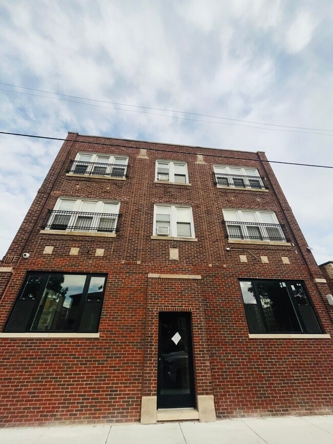 Building Photo - 5852 W Higgins Ave Unit 3B