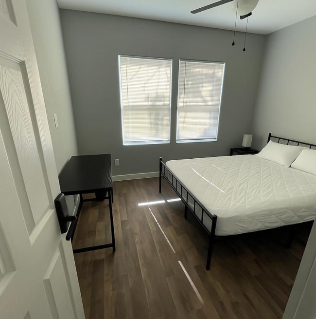 Photo - 427 E Southcross