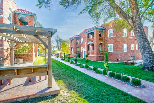 Photo - Courtyard On Maple Apartments-Student Housing
