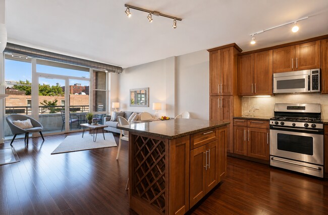 1001 W Madison St Unit 208