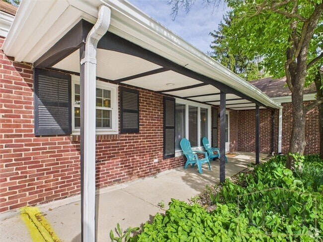 Building Photo - Available Now- 3 Bedroom Home in York!