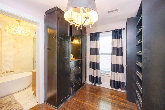 Historic Beauty: 3BR Near Downtown Detroit & | Henry Ford