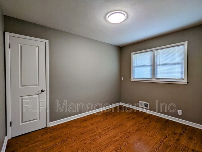 Photo - 1194 Laurie Rd W