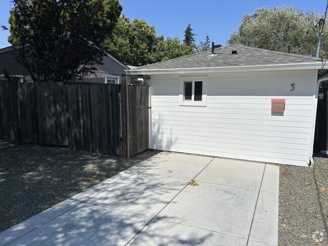Building Photo - Amazing Super Cute Stand-Alone Studio in B... Rental