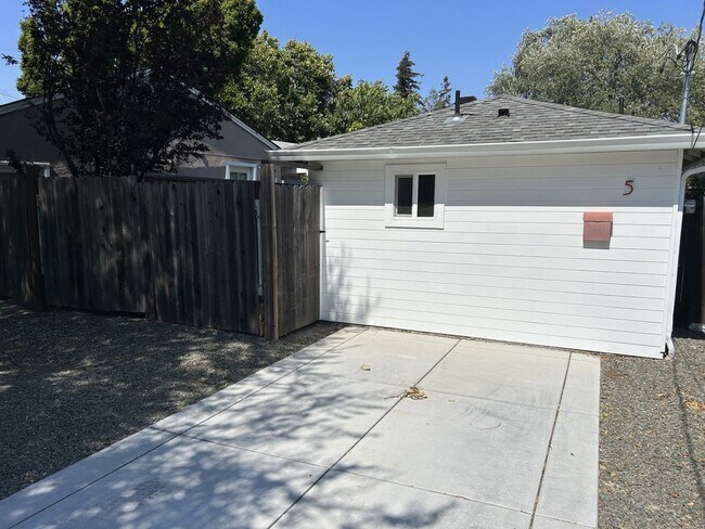Photo - Amazing Super Cute Stand-Alone Studio in B... Townhome