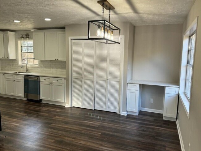 Photo - 2794 Nathan Ct SW