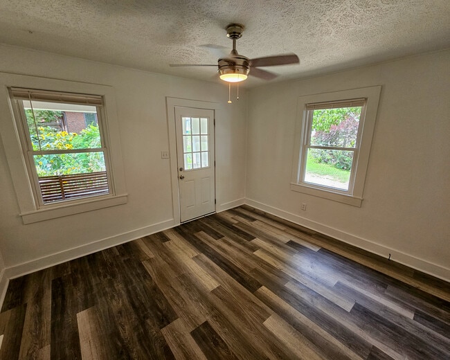 Photo - 105 Campbell St