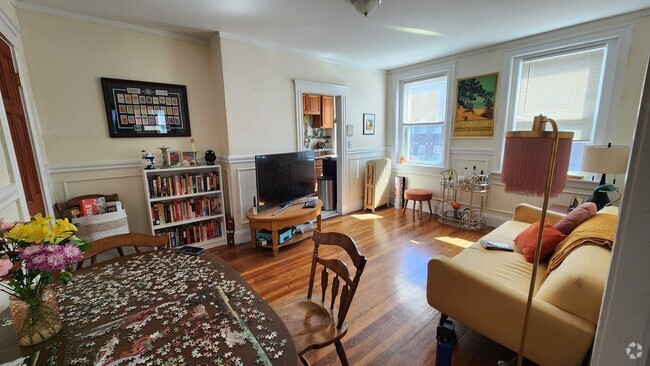 Building Photo - 213 Kelton St Rental