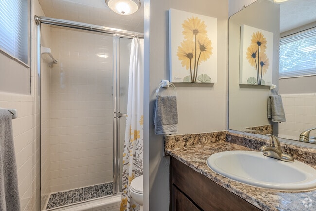 3 habitaciones, 2 baños, 130 metros cuadrados, baño 1 - The Apartments at President Park