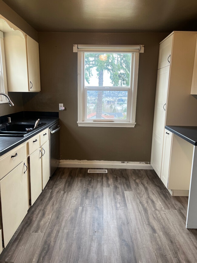 Photo - 558 Windsor Pl NE