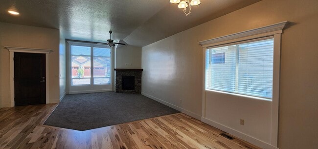 Photo - 2509 E Hidden Crk St